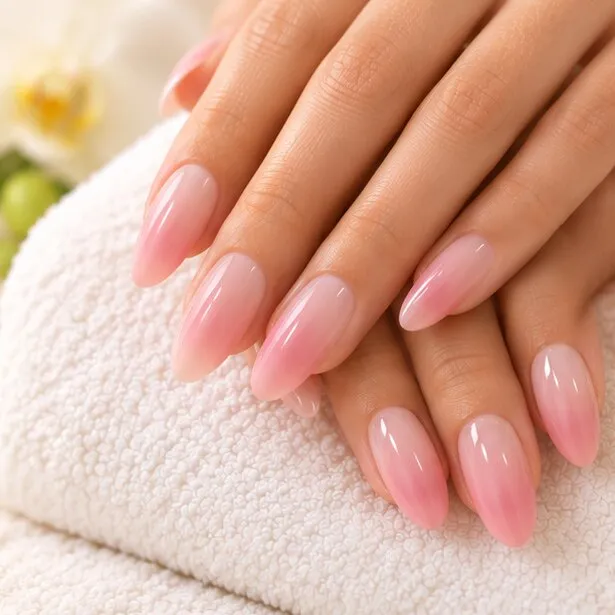 Ombré pink dip powder nails